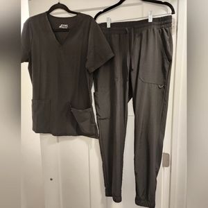 Women's black scrub set, size Medium top and bottom. 🖤